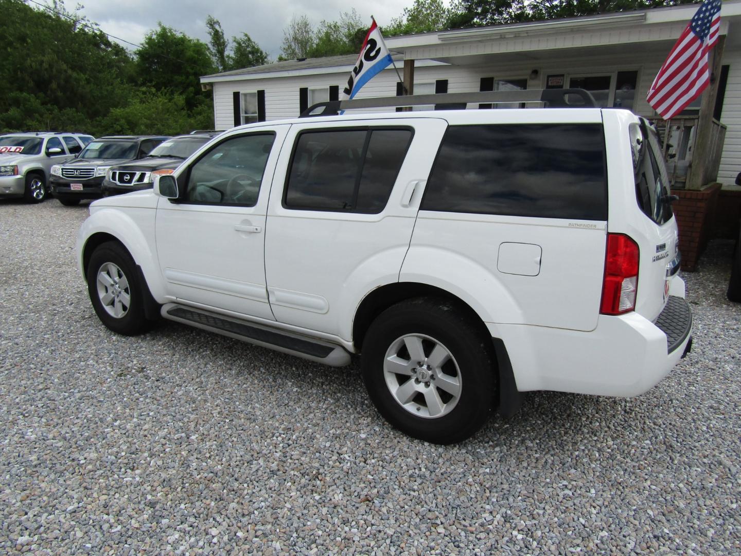 2011 White /Tan Nissan Pathfinder LE 2WD (5N1AR1NN6BC) with an 4.0L V6 DOHC 24V engine, Automatic transmission, located at 15016 S Hwy 231, Midland City, AL, 36350, (334) 983-3001, 31.306210, -85.495277 - Photo#5